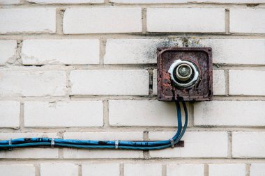 Kırık ampullü eski paslı bir lamba.