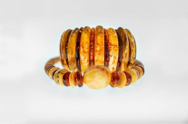 Beyaz arka planda Amber neklace ve bilezik