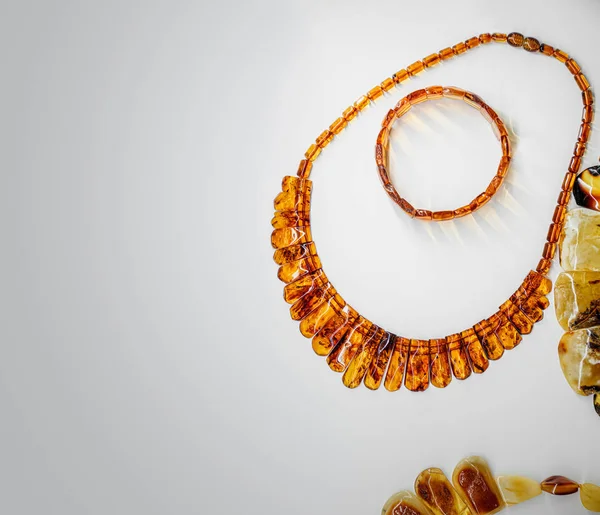 Amber neklace e pulseira em um fundo branco — Fotografia de Stock