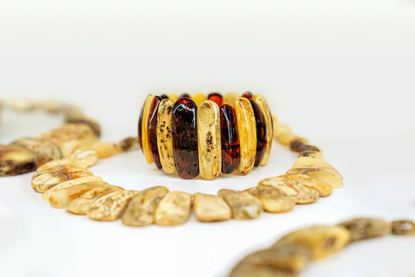 Collar y brazalete ámbar sobre fondo blanco — Foto de Stock