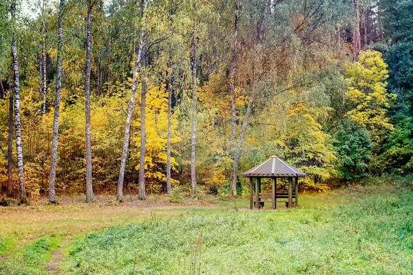 Lugar de descanso con un edificio de madera —  Fotos de Stock