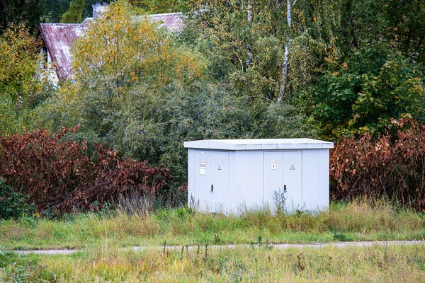 Paisaje con transformador eléctrico — Foto de Stock