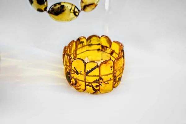 Amber pulseiras em um fundo branco — Fotografia de Stock