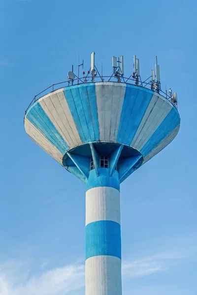 Concrete water supply tower with various telecommunication  ante — Stock Photo, Image