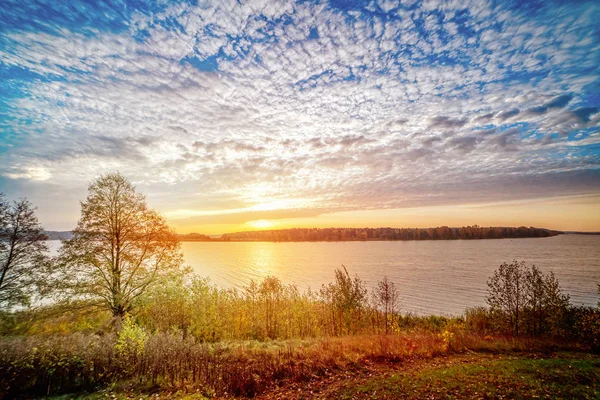Güzel gündoğumuyla panoramik sonbahar manzarası