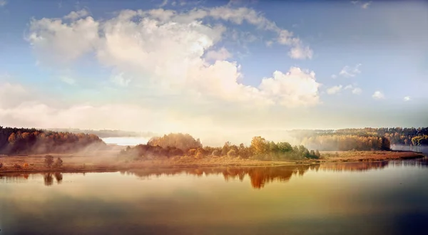 Panoramische Herbstlandschaft des Gewässers — Stockfoto