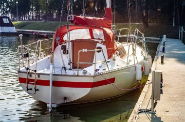 Limanda beyaz bir yat.