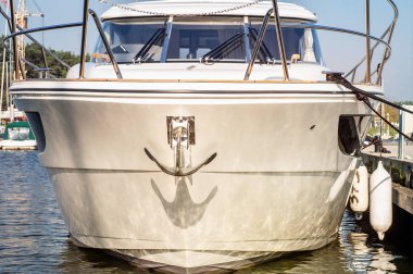 Parlak beyaz gemi çapası