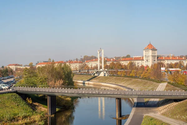 Simonas Daukantas pedestrian bridge to Nemunas Island in Kaunas — Stock Photo, Image