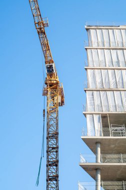 Mavi gökyüzü arkaplanındaki sarı vinç