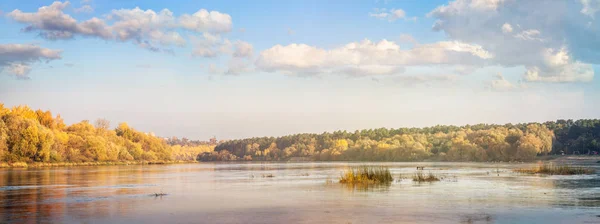 Panorámás őszi táj a Nemunas folyó Kaunas — Stock Fotó