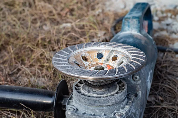 Old angle grinder with disc — Stock Photo, Image
