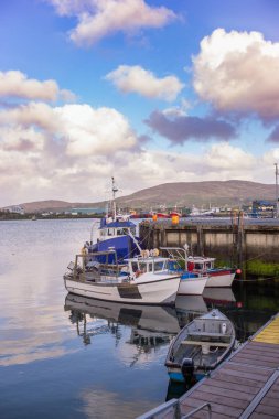 Bir Castletown limanında gemiler ve tekneler 