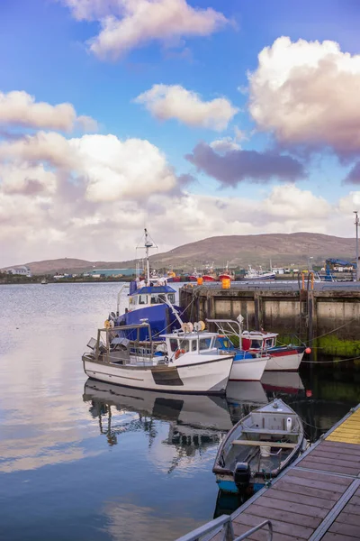 Schepen en boten in een haven van Castletownbere — Stockfoto