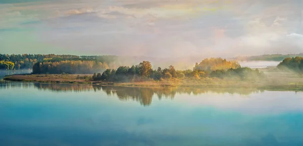 Panoramablick auf neblige Flusslandschaft im Herbst — Stockfoto