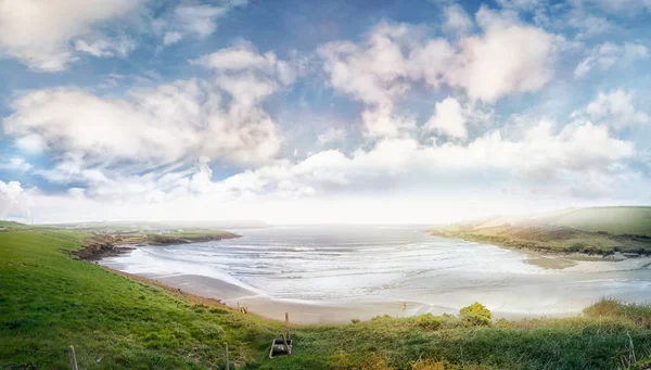 Vue panoramique du bord de mer dans le comté de Cork sur un temps nuageux et brumeux — Photo