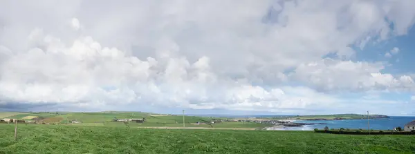 Vue panoramique de la plage de Garrettstown dans le comté de Cork sur un ciel nuageux — Photo