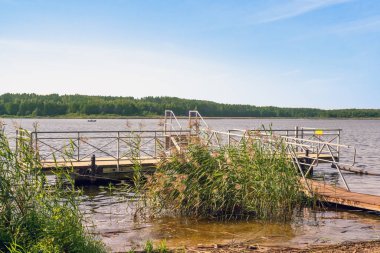 Güneşli bir günde, göl kıyısında Pontoon iskelesi.