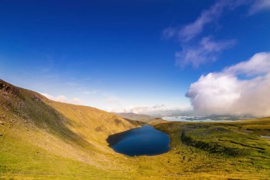 Sabah Mangerton Dağı 'ndaki Devils Punch Bowl Gölü' nün panoramik manzarası. İrlanda, Kerry ilçesi