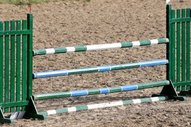 Çok renkli görüntü göstermek atlama kutup atlama Arena. Atlar arka plan olarak atlama için ahşap engelleri