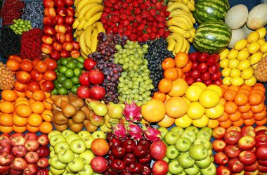 Arka plandan taze çekilmiş elma, armut, muz, üzüm, çilek, kızılcık, limon, kavun, ahududu, kuş üzümü, böğürtlen, şeftali, Bektaşi, kayısı, şeftali
