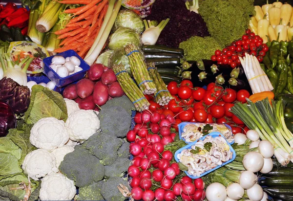 Verduras Recién Recogidas Mercado Col Rábano Pimienta Cebolla Papa Tomate —  Fotos de Stock