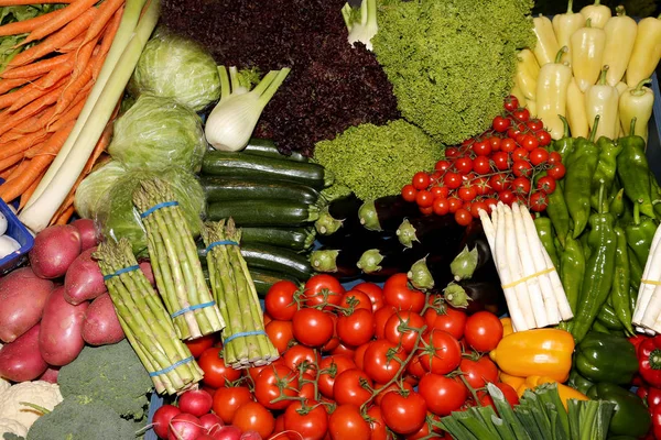 Verduras Recién Recogidas Mercado Col Rábano Pimienta Cebolla Papa Tomate —  Fotos de Stock