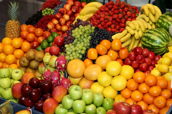 Hintergrund Aus Frisch Gepflückten Äpfeln Birnen Bananen Trauben Erdbeeren Preiselbeeren — Stockfoto