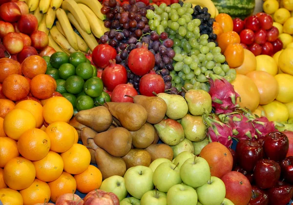 Hintergrund Aus Frisch Gepflückten Äpfeln Birnen Bananen Trauben Erdbeeren Preiselbeeren — Stockfoto