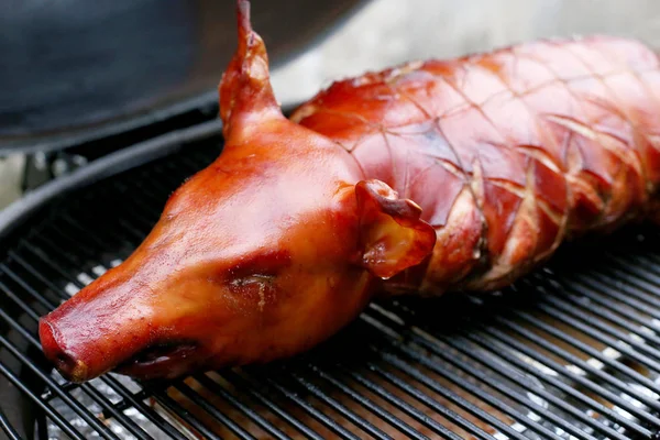 烤猪肉准备上菜 头烤小猪 — 图库照片