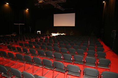 Bir boş konferans salonunun boş oturma sıraları