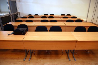 Bir boş konferans salonunun boş oturma sıraları