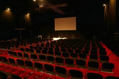 Bir boş konferans salonunun boş oturma sıraları