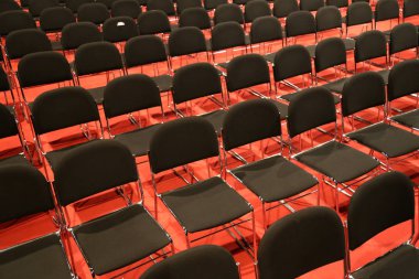 Bir boş konferans salonunun boş oturma sıraları