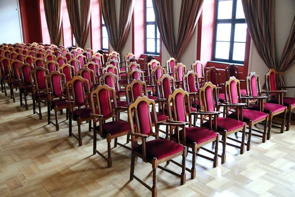 が芸術の劇場の内部 赤い空と講堂は椅子を席します フィールドの深さをソフト — ストック写真