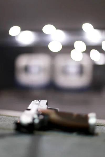Pistola Nel Poligono Tiro Retroilluminazione — Foto Stock