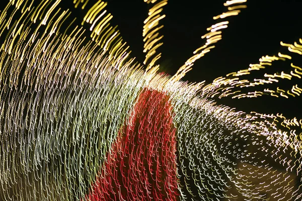 夜のクリスマス ツリーの美しい幻想的なムードの写真 — ストック写真