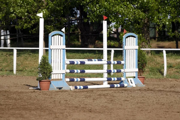 Foto Colorida Obstáculos Ecuestres Campo Vacío Para Competición Saltos Caballos — Foto de Stock