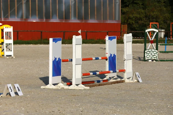 Buntes Foto Von Hindernissen Auf Dem Reiterhof Leeres Feld Für — Stockfoto