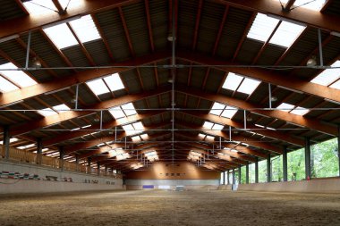 Atlar ve biniciler için bir kapalı Binicilik salonunda görüntüleyin. Binicilik Okulu terbiye ve atlar atlama için uygundur
