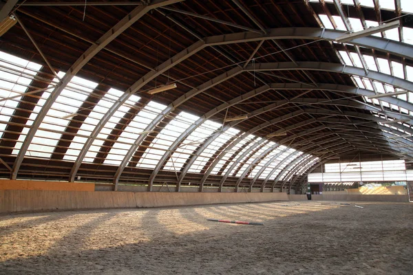 Vista Centro Sala Equitación Interior Vacío Para Caballos Jinetes Escuela — Foto de Stock