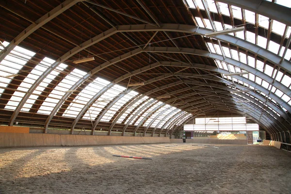 Vue Dans Centre Équestre Intérieur Vide Pour Chevaux Cavaliers École — Photo