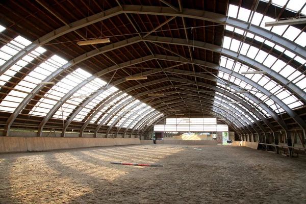 Interior Vacío Sala Equitación Sin Gente Lista Para Entrenamiento Ecuestre — Foto de Stock