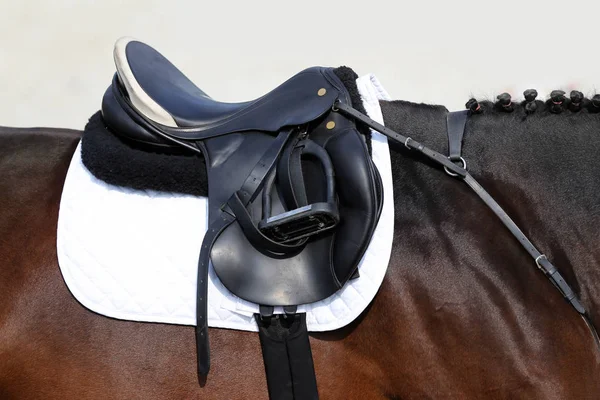 Foto Uma Bela Sela Couro Esporte Competição Equestre — Fotografia de Stock