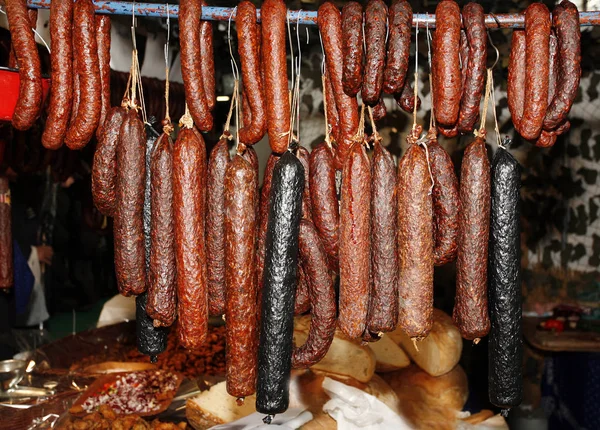 Крупный План Продажи Традиционных Венгерских Свиных Колбас Фермерском Рынке — стоковое фото