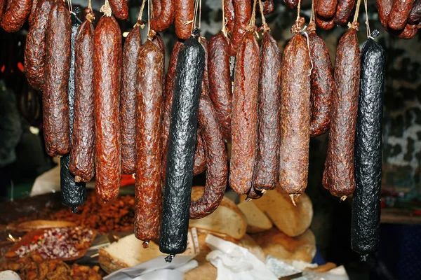 Closeup Salsichas Porco Húngaras Tradicionais Para Venda Mercado Agricultores — Fotografia de Stock