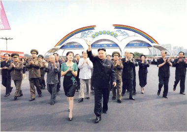 Genç Kuzey Kore Yüce lideri Kim Jon Un karısı ile resmi fotoğraf
