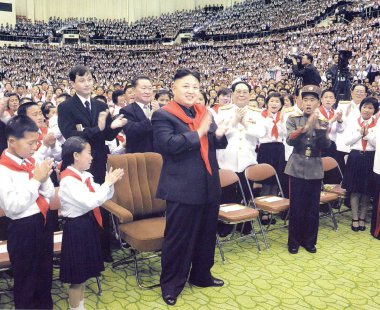  Kuzey Kore Yüce lideri Kim Jong-un yoldaşlar ve öncüleri arasında