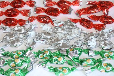 Macar ulusal renklerde renkli metal sarma Noel tatlılık fondan