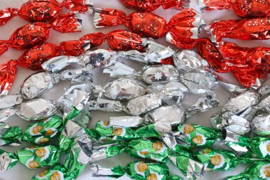 Macar ulusal renklerde renkli metal sarma Noel tatlılık fondan
